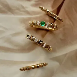 خاتم خطبة من الذهب عيار 18 قيراط مجوهرات فاخرة من الزمرد لحفظ الأظافر والأصابع خاتم مخصص تصميم رائع للنساء