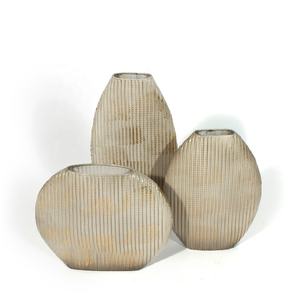 Ensemble de 3 vases à fleurs en aluminium pour la décoration de la maison et du jardin Pots à fleurs décoratifs de table de designer unique à vendre - Product Image 1