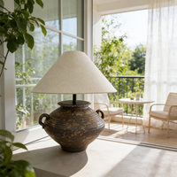 Lampe de bureau en poterie rustique marron tendance 2026 avec abat-jour en lin, style Wabi Sabi, lampe en céramique à double poignée pour hôtel et villa
