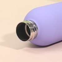 Bouteille d'eau sport isotherme en acier inoxydable blanc de 500 ml à petite ouverture avec couvercle à poignée en bambou doux au toucher pour la rentrée scolaire