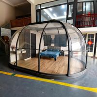 Dôme transparent moderne de style Mid-Century pour le glamping, idéal pour les hôtels, les événements extérieurs et les espaces commerciaux