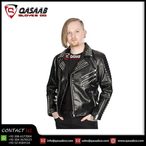 Chaquetas de mezclilla de moda negras de cuero PU Con cremallera larga y tachuelas con estampado de grafiti recortado para hombre con Cuello acolchado - Product Image 4