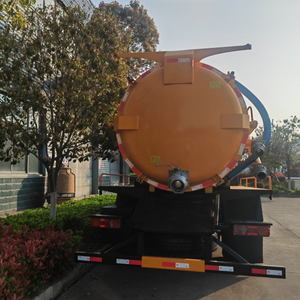 Camion d'aspiration des eaux usées Clw Brand 12000 litres pour le nettoyage et l'élimination des fosses septiques - Product Image 4