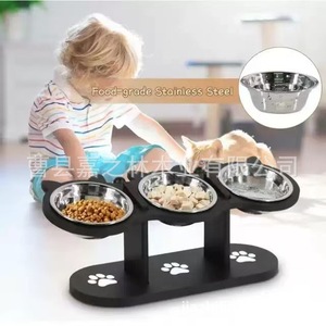 Soporte para comedero de mascotas con tres cuencos de acero inoxidable para gatos y perros, diseño de huellas de patas en blanco y negro, altura ajustable - Product Image 2