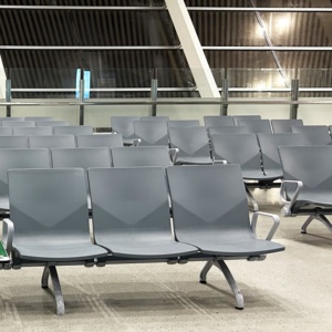 Banc d'aéroport 3 places en PU auto-nettoyant avec accoudoirs en aluminium et <span class=keywords><strong>port</strong></span> <span class=keywords><strong>de</strong></span> charge pour salon d'embarquement - Product Image 3
