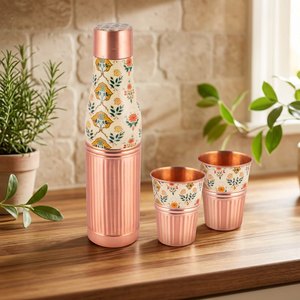 Jarra de Cobre Puro Esmaltada con Diseño Floral Mughal Ecológico Premium para Mesita de Noche, con 2 Vasos Acanalados Verticalmente, para el Hogar - Product Image 1