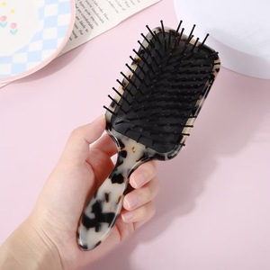 Peigne à coussin en fibre d'acétate à motifs, grand modèle moelleux pour usage domestique - Product Image 2