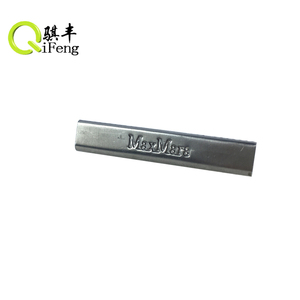 Kẹp Dây Uốn Tên Thương Hiệu Tùy Chỉnh Kẹp Đầu Dây Đeo Đuôi Đai Kim Loại Logo Cho Vải Ruy Băng - Product Image 1