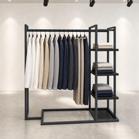 Porte-vêtements en métal noir en forme de L avec barre de suspension, étagères latérales et base en U sur mesure