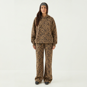 Ensemble de survêtement 2 pièces original imprimé léopard pour femme – Hoodie premium et pantalon de jogging décontracté à jambe large pour femme - Product Image 1