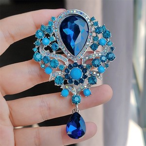 Broche de Flor Moderno y Personalizado con Pedrería Colorida, Aleación Perforada, Chapado en Oro, Joyería de Alta Calidad para Hombres y Mujeres, Fiesta de Compromiso - Product Image 5