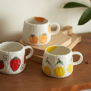 Caneca de Cerâmica Fofa de Verão 12oz com Padrão de Frutas Pintado à Mão, Revestimento para Sublimação, Segura para Lava-Louças e Micro-ondas, Presente de Aniversário - Product Image 2