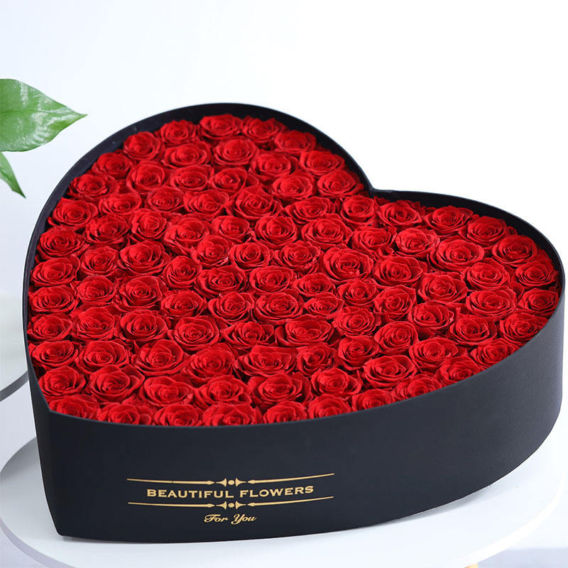 Boîte en satin en forme de cœur avec 99 roses et logo