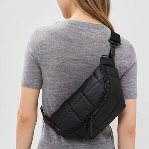 Sac bandoulière mat noir personnalisable avec fermeture éclair, en nylon matelassé imperméable, pour femme, élégant et réglable - Product Image 2