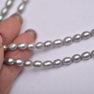 สร้อยคอมุกน้ำจืดสีเทา Zhenduo Ma Mi ขนาด 4-5 มม. มุกข้าวขาว สร้อยมุกแบบหลวม อุปกรณ์ตกแต่งมุก ขายส่ง - Product Image 2