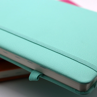 Reliure à coudre A5 à couverture rigide bleu clair en cuir PU planificateur quotidien sans date avec agenda hebdomadaire et mensuel cadeau personnalisable