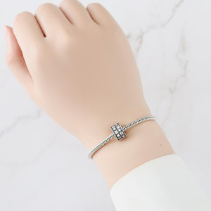 Un colgante de estrella teñido de negro, que se puede usar como abalorio espaciador, es un regalo de amuleto de la suerte para mujeres. - Product Image 5