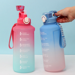 Bouteille d'eau colorée dégradée 2L Logo personnalisé Grande capacité Paille de fitness en cours d'exécution Bouteille en plastique étanche pour le camping - Product Image 3