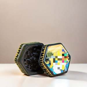 Broyeur à herbes en plastique de forme hexagonale pour cigarettes en stock - Product Image 2