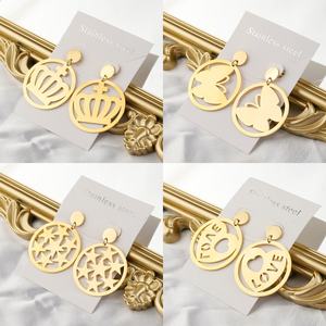 Pendientes de Moda Vintage de Acero Inoxidable al por Mayor, Chapado en Oro Personalizado, Diseño de Letras Bonitas, Joyería para Mujeres y Hombres - Product Image 3