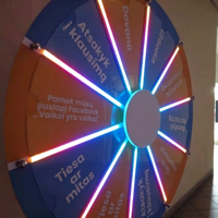 Roue de la fortune en métal sur trépied autoportant pour événements publics et locations intérieures