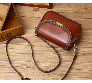 กระเป๋าสะพายข้างหนังแท้สำหรับผู้หญิง ดีไซน์ทันสมัย สวยหรู เหมาะสำหรับสาวๆ - Product Image 5