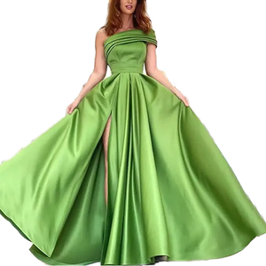 Abito da sera estivo elegante e sexy monospalla in raso verde, lungo fino al pavimento, a trapezio, tinta unita, casual, traspirante, con spacco alto, per donna - Product Image 4