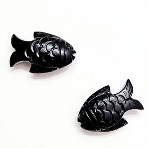 Pendentif en Onyx Noir Naturel en Forme de Poisson 25mm, Pierre Précieuse Sculptée à la Main, Breloque Poisson en Cristal, Prix de Gros pour la Fabrication de Bijoux en Gros - Product Image 1