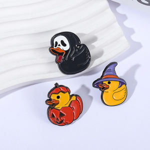 Alfileres esmaltados de pato de Halloween, patito de bruja con calabaza, parca, pato, temporada espeluznante, broches, insignia de solapa, regalo de joyería para amigos - Product Image 2