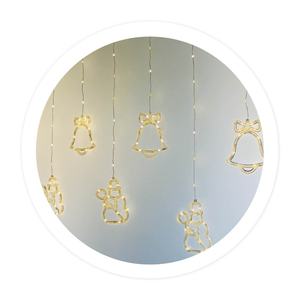 Tenda LED da 1,4m con 8 funzioni, alimentata tramite USB, ideale per decorare feste e occasioni festive. - Product Image 1