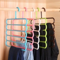 Cintres à pantalons en plastique PP à 5 couches améliorés pour un rangement de placard optimisé et une présentation de vêtements en magasin
