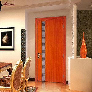 Porta Interna in <span class=keywords><strong>Legno</strong></span> con Vetro Satinato Antico e Disegni Ornamentali Centrali con Listelli su Tutti i Lati - Product Image 6