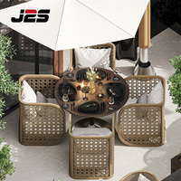 Ensemble de mobilier de terrasse extérieur commercial J2S pour restaurant avec chaises en rotin et canapé incurvé pour projets de terrasse d'hôtel
