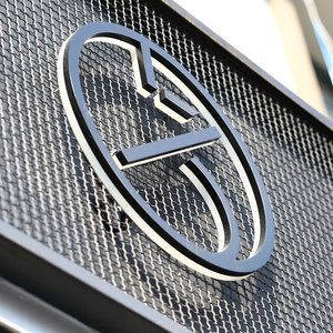 Tường Backlit Reverse Logo dấu hiệu vàng 3D chiếu sáng Acrylic kim loại LED kênh thư dấu hiệu cho công ty trang trí - Product Image 2