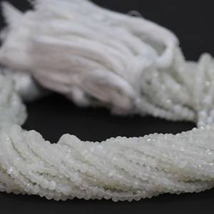 หินมูนสโตนสีขาวธรรมชาติขนาด4มม. ลูกปัดแบบเส้นเหลี่ยมเพชรพลอย AAA ขายส่งจำนวนมากสำหรับทำเครื่องประดับสร้อยคออาลีบาบา - Product Image 1