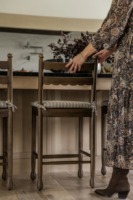 Tabourets de comptoir de style vintage en bois avec dossier festonné et assise rembourrée rayée, chaise de table à manger