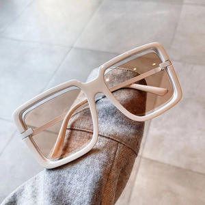 แว่นกันแดดกรอบสี่เหลี่ยมสีชมพูผู้หญิงแฟชั่นน้ำหนักเบาเลนส์พีซีประเภท 3 แว่นกันแดดสำหรับงานปาร์ตี้ชุดเวที - Product Image 3