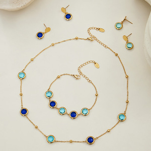 Parure de bijoux exquise en acier inoxydable avec zircon taillé pour femme : boucles d'oreilles, petit collier superposé et bracelet - Product Image 4