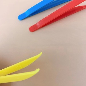 Pincettes en plastique 7,8 cm pour la manipulation de pompons, outils de bricolage pour enfants - Product Image 2