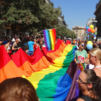 Grande bannière arc-en-ciel pour événement festif 150x450cm en polyester imprimée numériquement à séchage rapide avec 2 œillets – Drapeaux de la communauté LGBTQIA