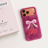 Coque de téléphone en peluche brodée tendance pour l'hiver, compatible avec iPhone 11 12 13 14 15 16 17 18 Pro PC, coque de protection pour téléphone Cherry