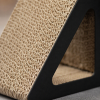 Griffoir pour chat triangulaire creux avec jouet à bille, en carton ondulé, interactif, avec herbe à chat, 38 cm, noir naturel