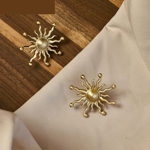 มือจับ<span class=keywords><strong>ตู้</strong></span>ครัวแบบกำหนดเอง ดีไซน์สร้างสรรค์ ทำจากทองเหลือง รูปทรงดอกทานตะวัน สำหรับเฟอร์นิเจอร์ ฮาร์ดแวร์ และลิ้นชัก - Product Image 1