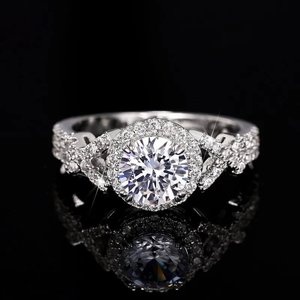 Anello di Fidanzamento Q525 per Donna in Oro Bianco con Diamante Taglio Brillante Rotondo Colore G Naturale Design Halo - Product Image 6