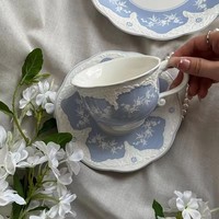 Ensemble de tasses et soucoupes à café en céramique gaufrée de style vintage français, motif floral bleu et blanc, pour le thé de l'après-midi, idéal pour la maison, le café ou un mariage.