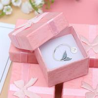Boîte à bijoux en carton avec couvercle personnalisé, design d'emballage durable PPWR avec ruban pour collier, boucles d'oreilles, montre, emballage cadeau