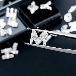 Venta al por mayor a granel de piedras de moissanita personalizadas con 26 letras de la A a la Z, facetadas, con corte trasero, de forma elegante, blancas, claridad D VVS, tipo diamante. - Product Image 3