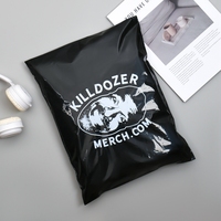 Sac d'expédition en plastique noir en gros, sac d'expédition personnalisé léger et flexible en polyéthylène pour la livraison quotidienne de vêtements par coursier