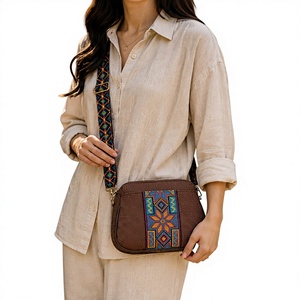 Sac bandoulière de luxe personnalisé Jaipur en raphia tressé brodé géométrique avec large sangle de guitare, sac à main de villégiature pour femme - Product Image 5