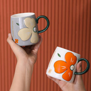 Venta al por mayor muestra gratis nueva flor creativa en relieve taza de café de cerámica personalizada taza de leche de porcelana grande tazas de té para parejas con tapa - Product Image 2